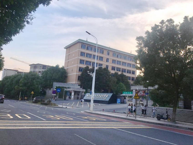 德甲联赛官网校门口交通标识升级提质