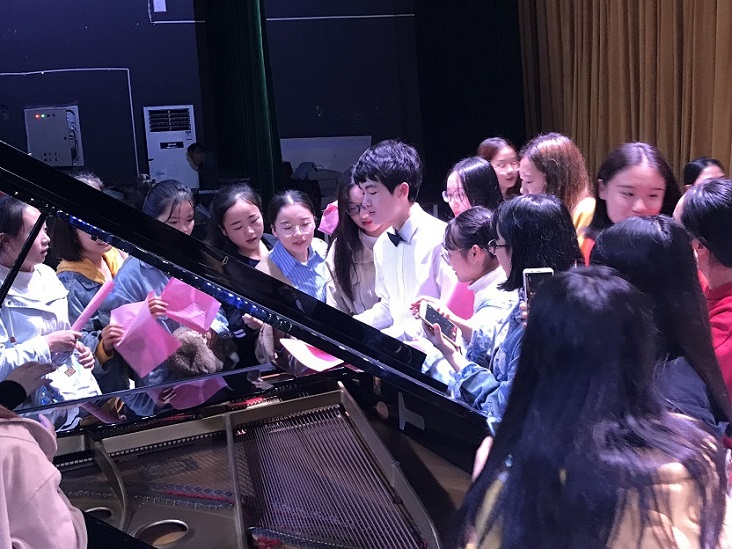 20181018艺术系举办尹路钢琴独奏音乐会照片10.jpg