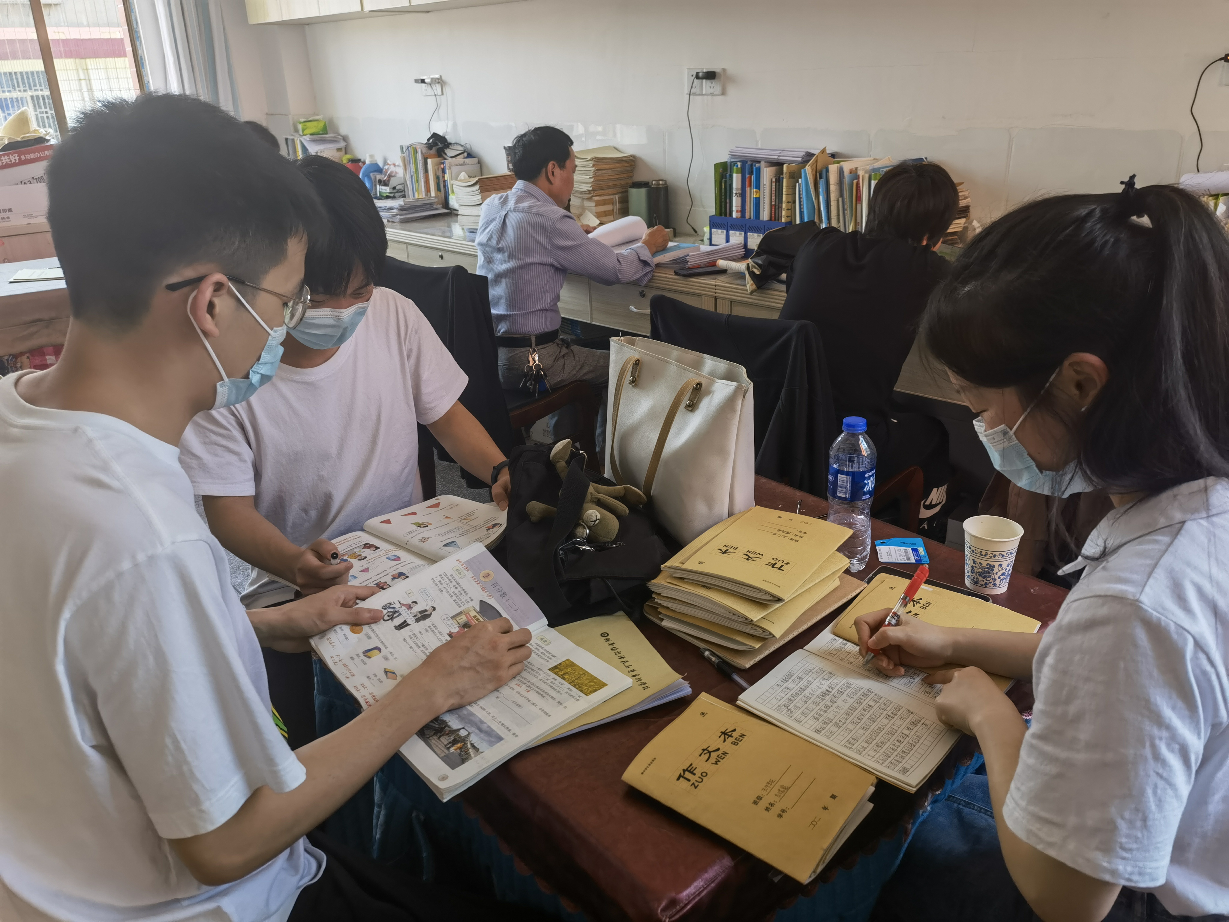 0505-实习生进实习办公室.png 0505-实习生进实习办公室.png