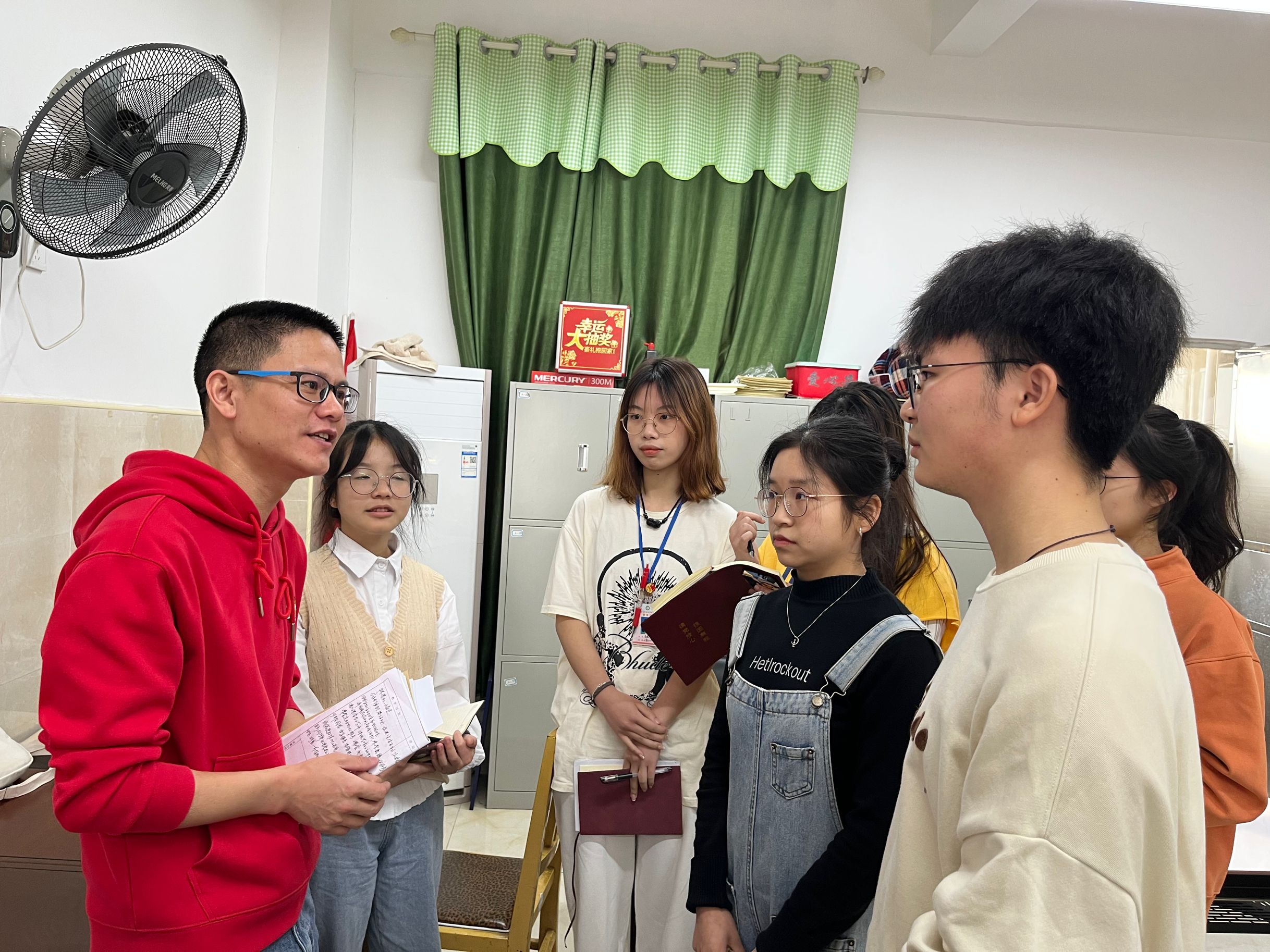 东风完小实习生与指导老师交流学习1.jpg 东风完小实习生与指导老师交流学习1.jpg