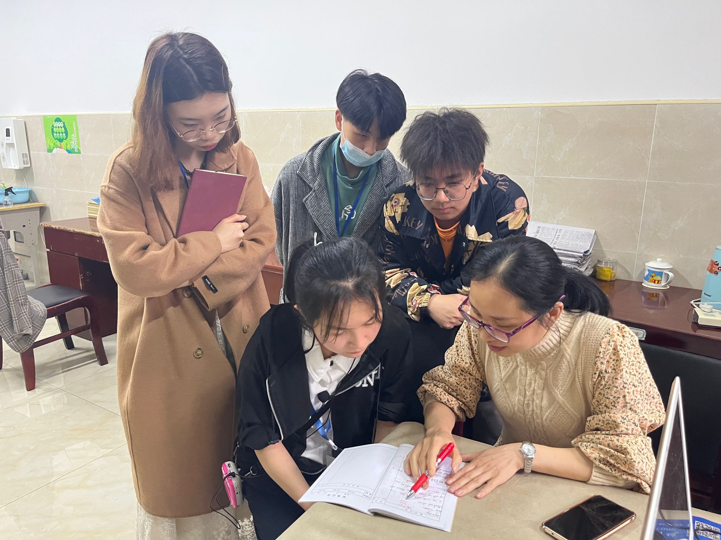 东风完小实习生与指导老师交流学习2.jpg 东风完小实习生与指导老师交流学习2.jpg