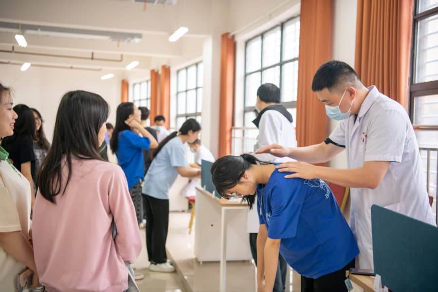 2022年5月24日德甲联赛官网学生工作处开展脊柱侧弯筛查活动3-tuya-tuya.jpg