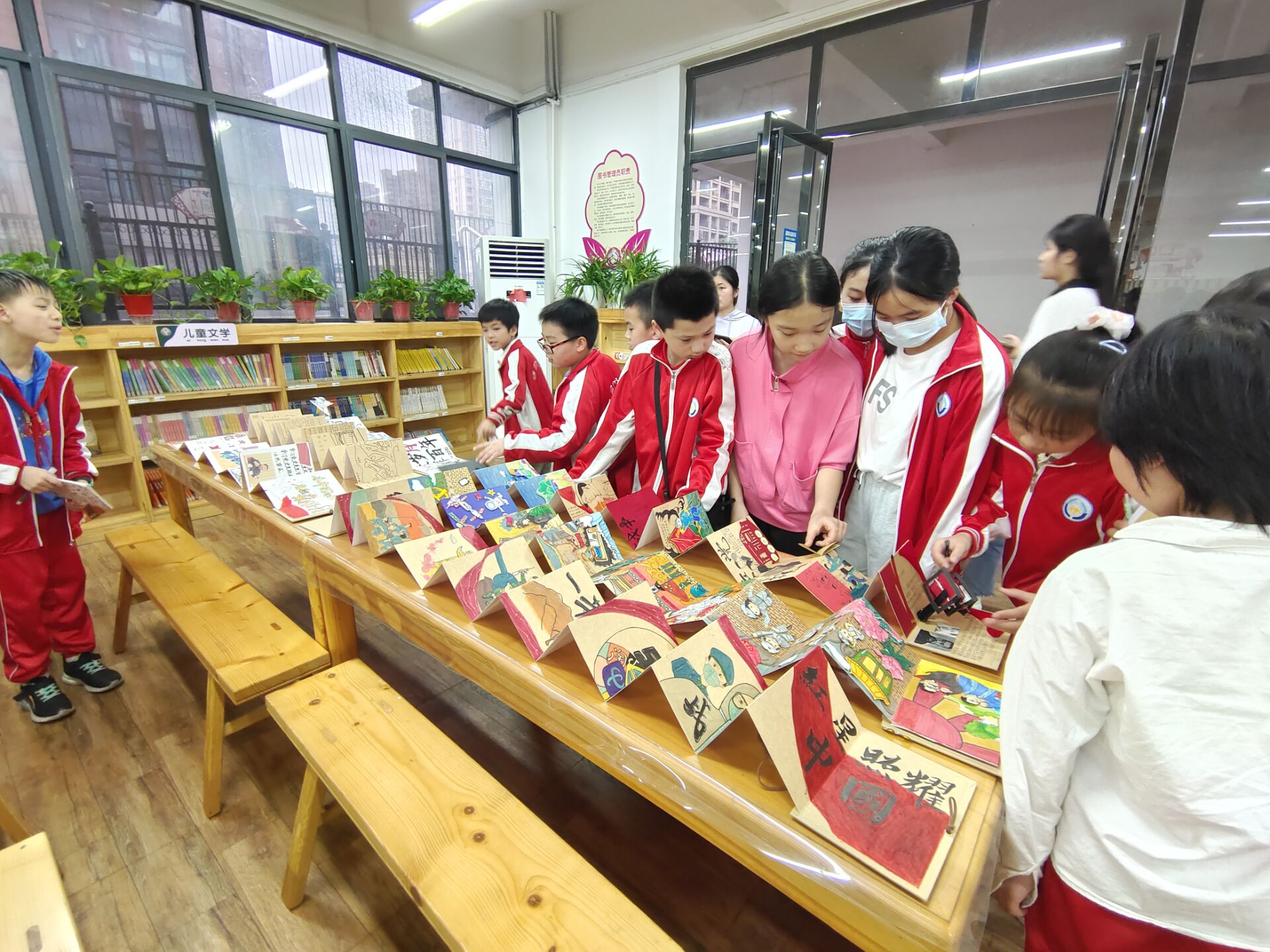 学生翻阅绘本.jpg 学生翻阅绘本.jpg