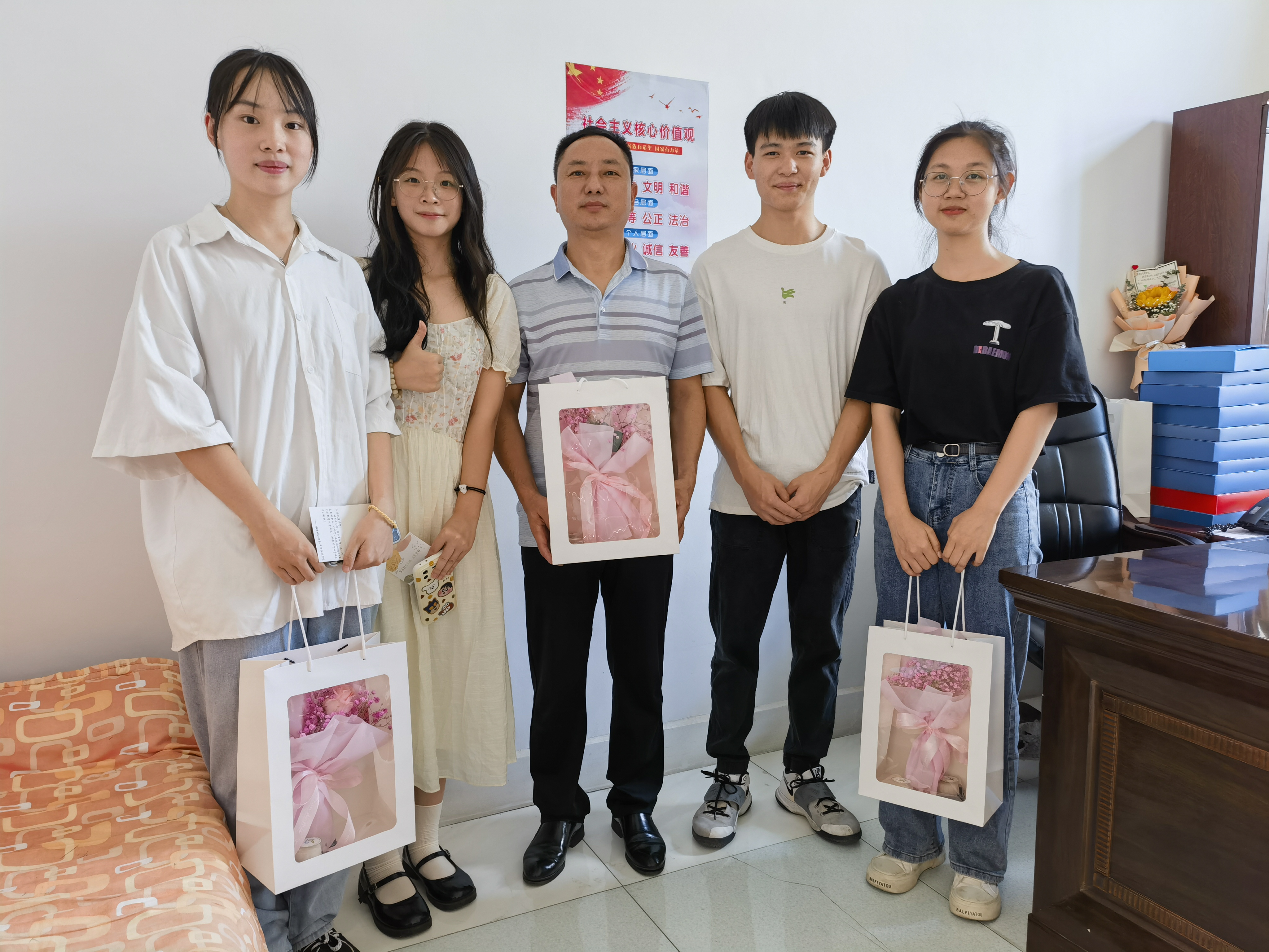 志愿者与史校长合影.jpg 志愿者与史校长合影.jpg