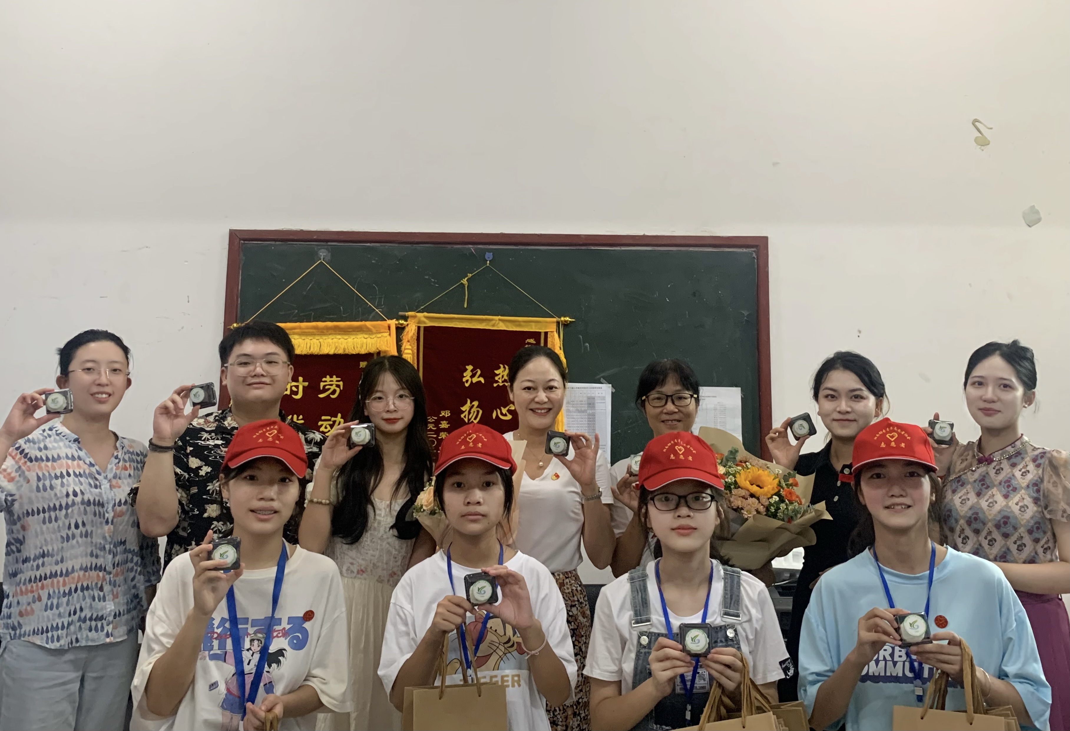 志愿者与小学教育学院合影.JPG 志愿者与小学教育学院合影.JPG