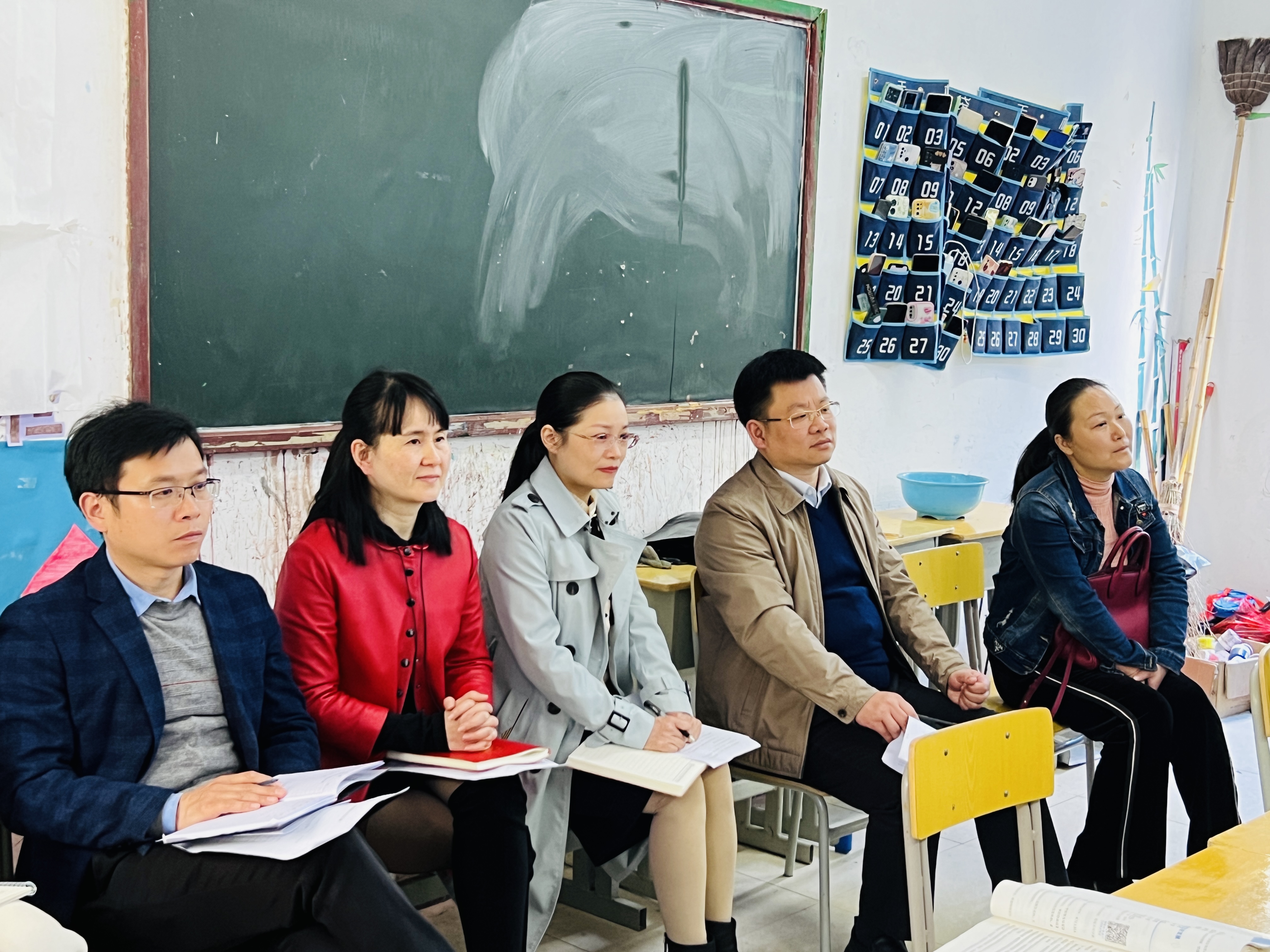 雷明辉一行随堂听课.JPG 雷明辉一行随堂听课.JPG