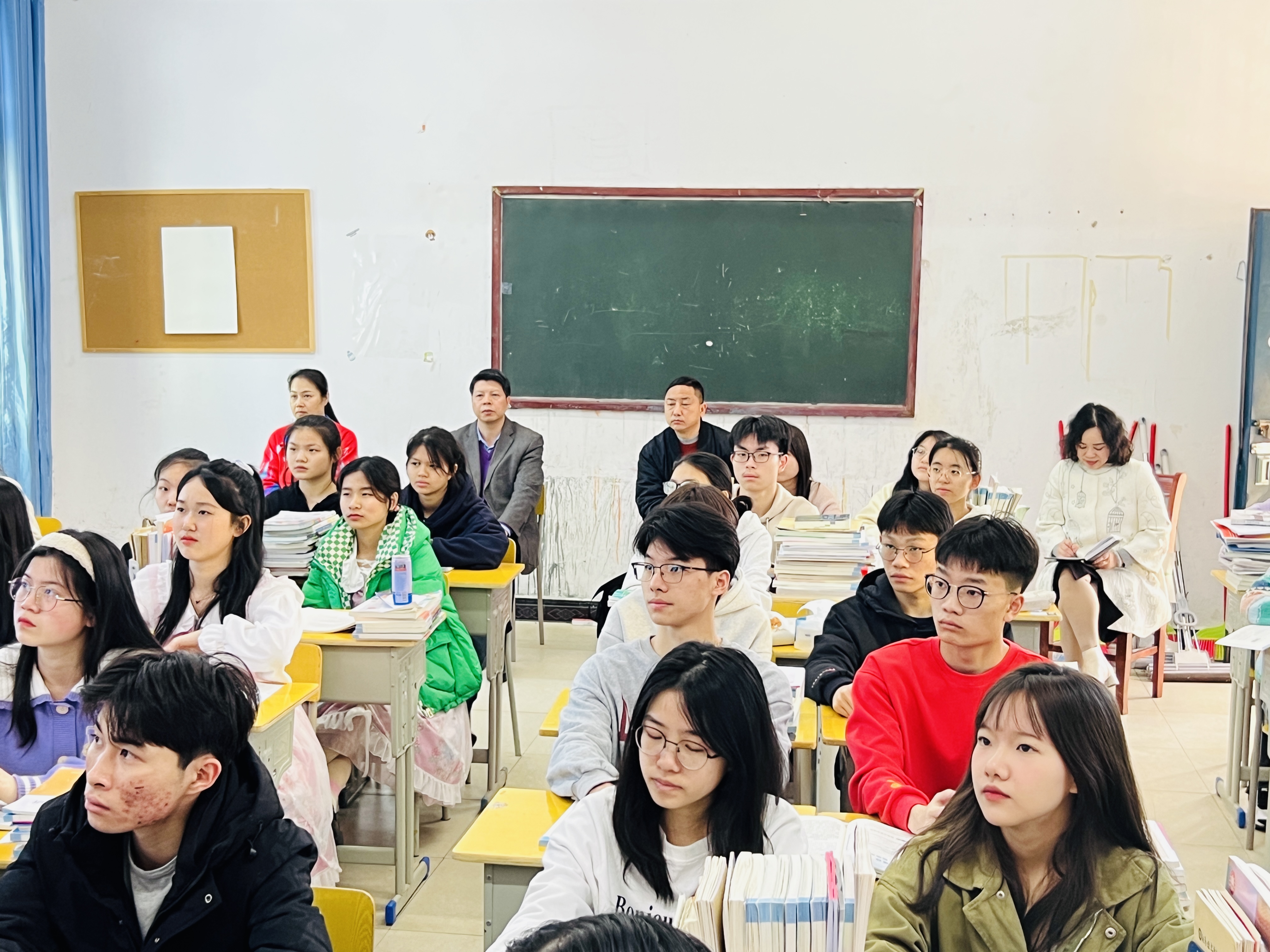 李国华一行随堂听课.JPG 李国华一行随堂听课.JPG