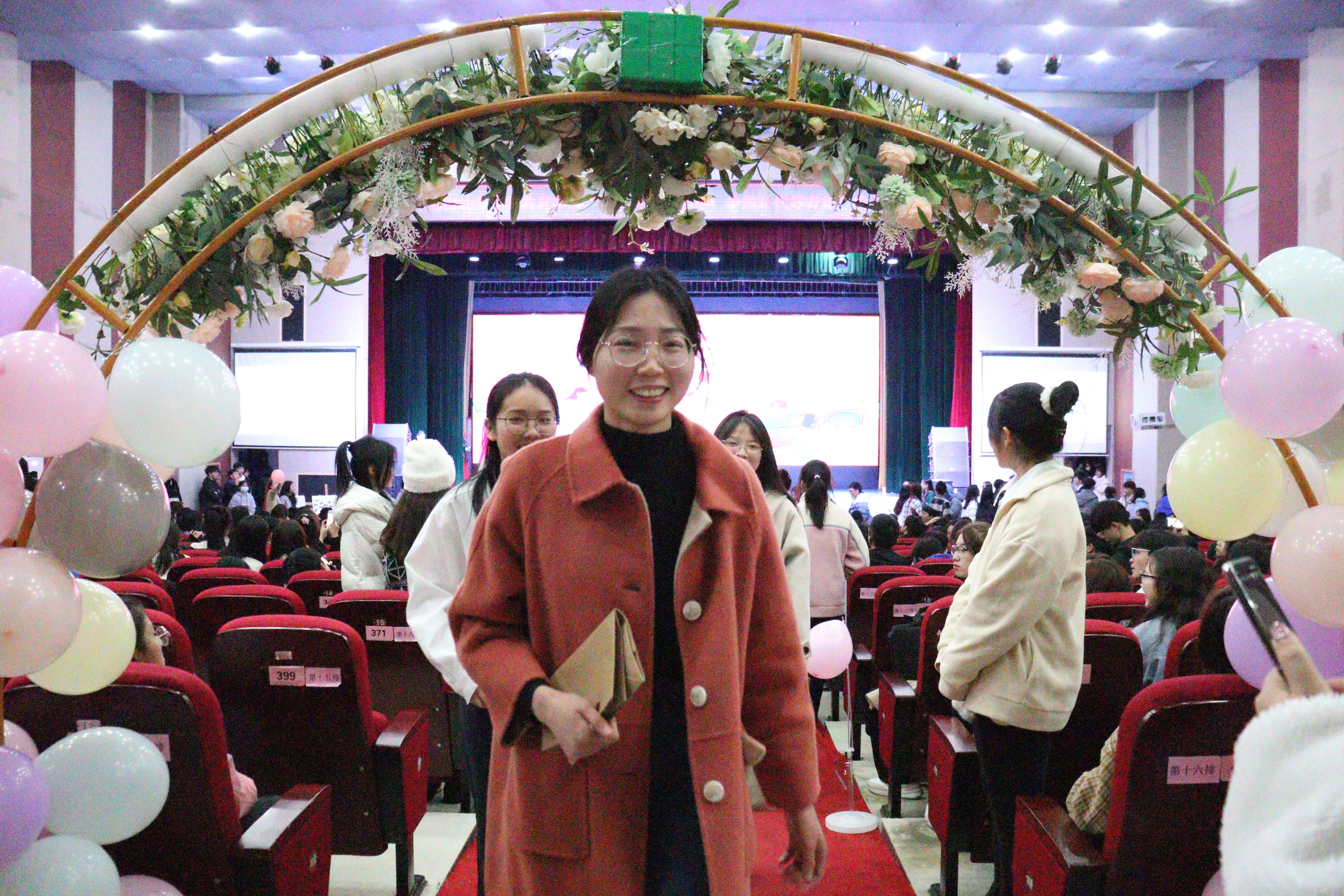 老师带领学生走过成人门.JPG 老师带领学生走过成人门.JPG