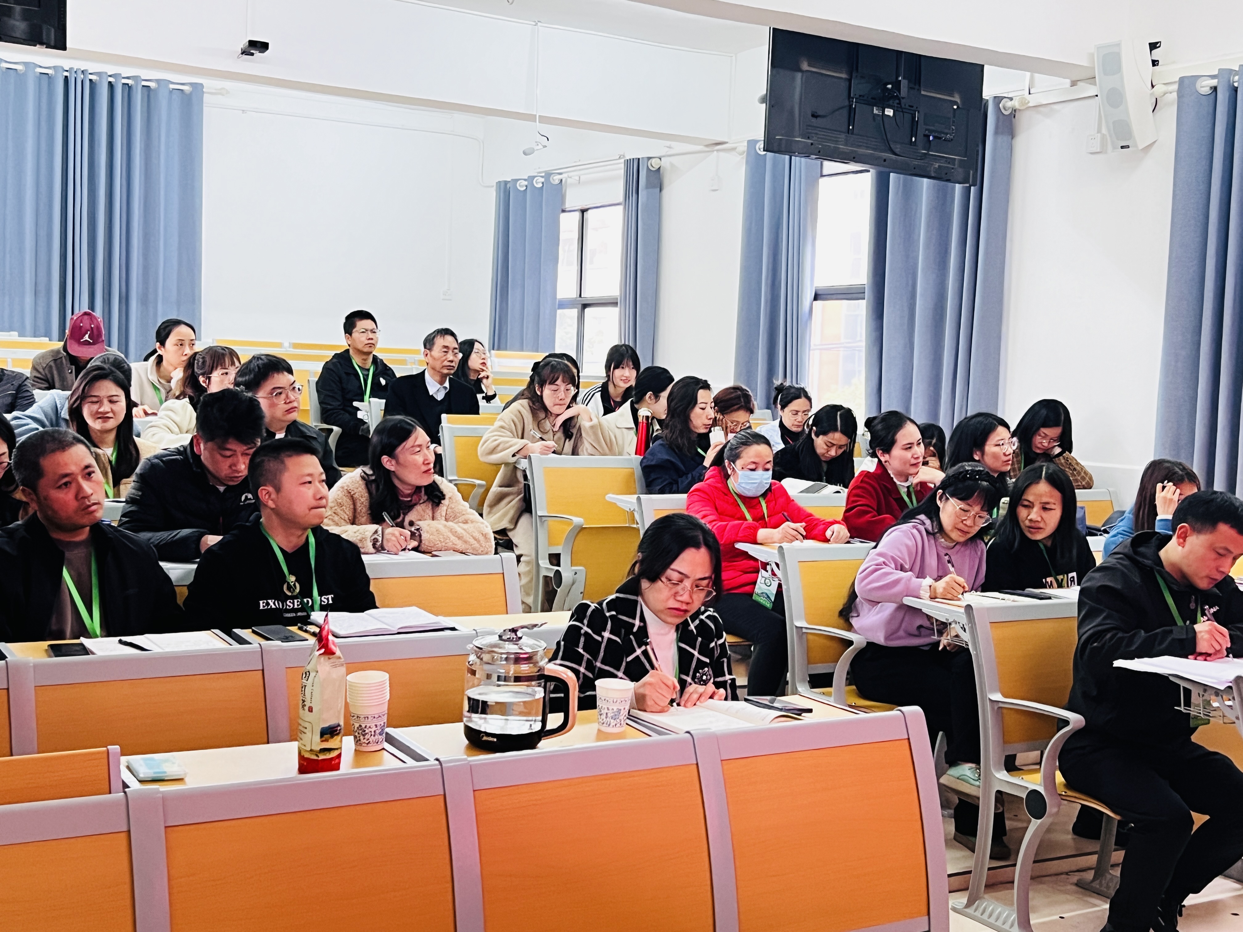 与会教师.JPG 与会教师.JPG
