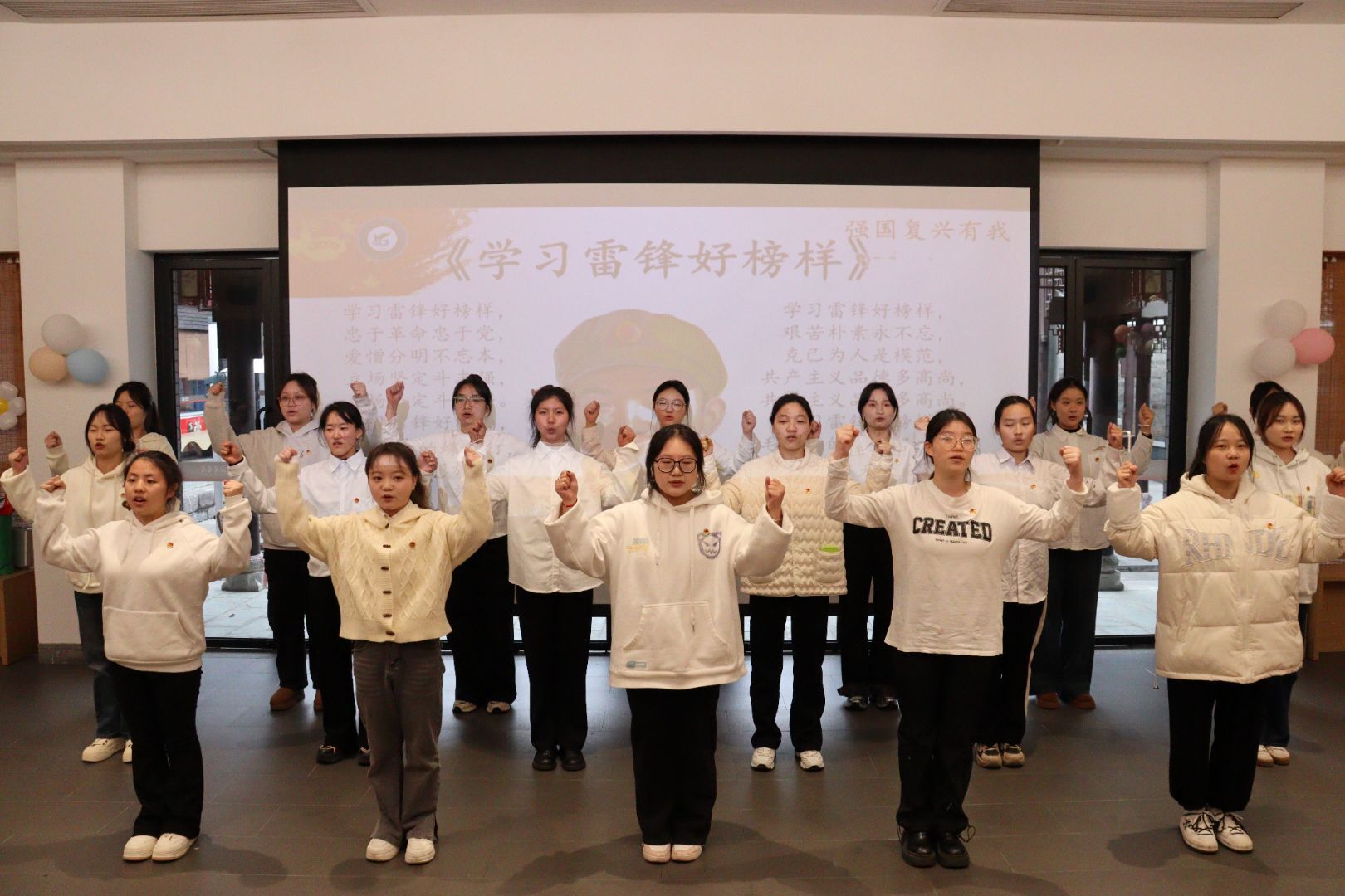 师生共同演唱学习雷锋好榜样图片.png 师生共同演唱学习雷锋好榜样图片.png