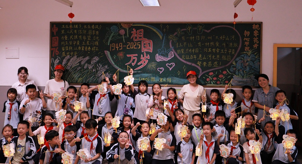 志愿者与孩子一起制作花灯3.jpg