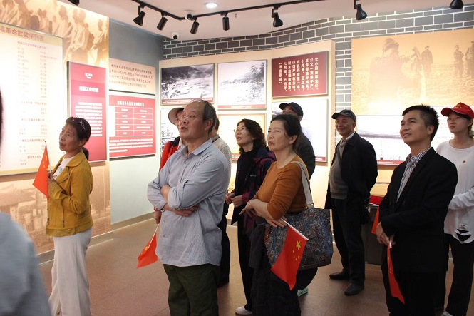 德甲联赛官网银发人才瞻仰烈士足迹.jpeg