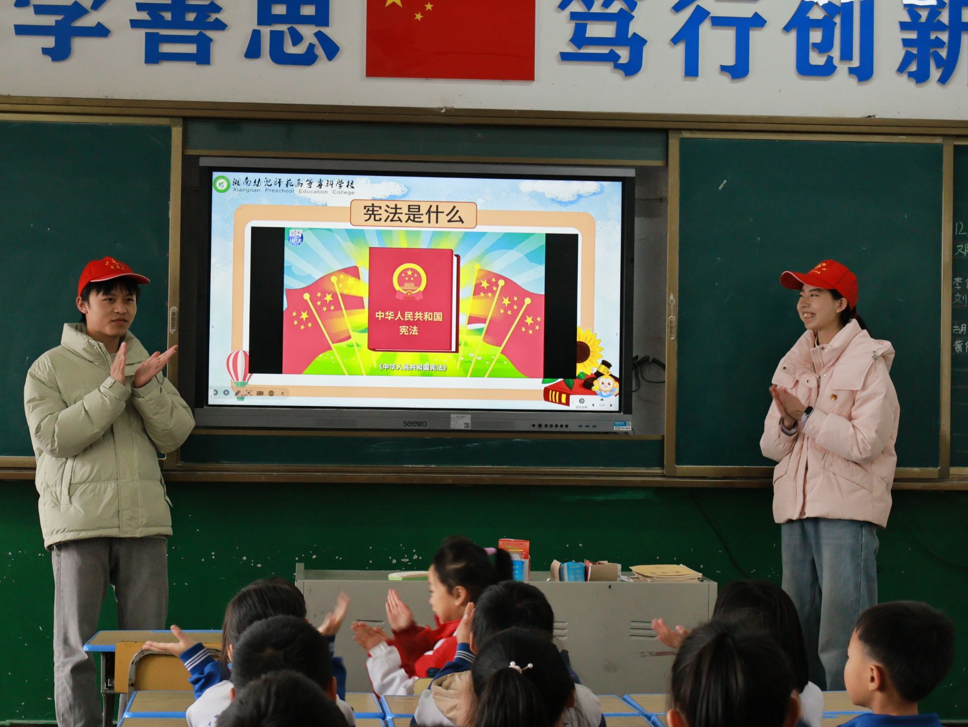 志愿者开展宪法知识宣讲.jpg