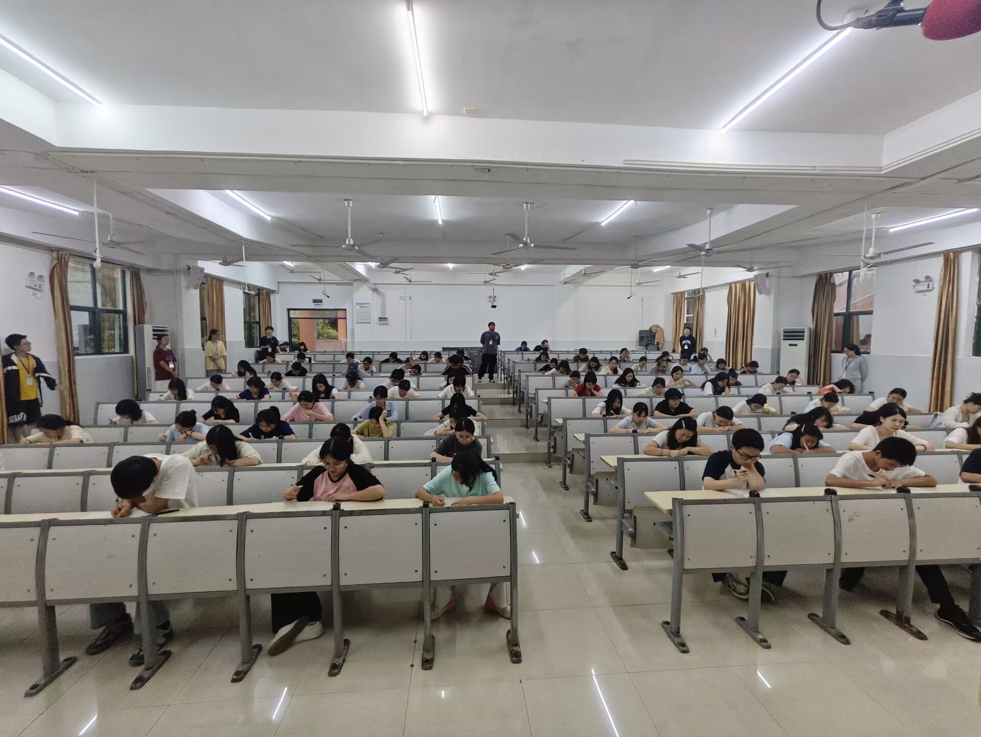 我校资助宣传大使选拔考试现场图.jpg