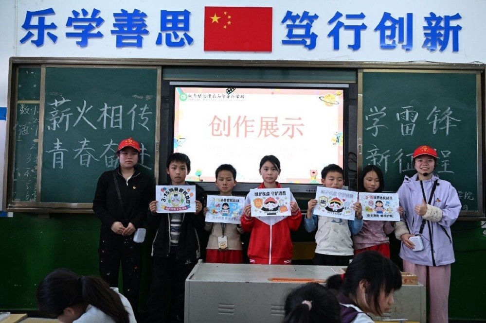 5 志愿者指导学生完成的作品展示_proc.jpg