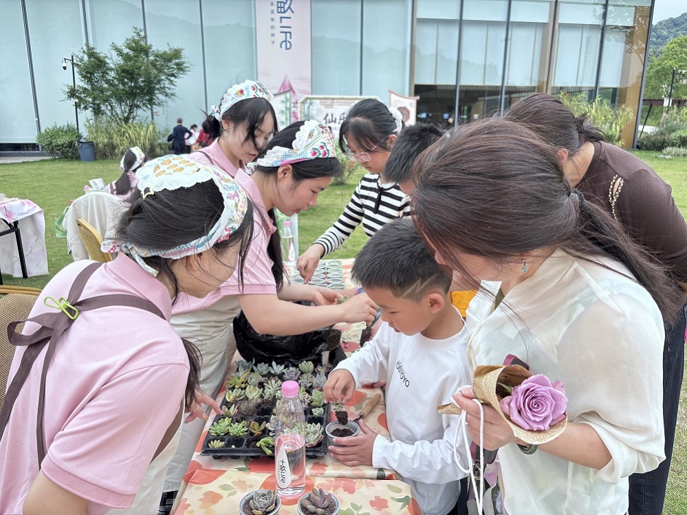 3学前教育学院亲子游玩.jpg