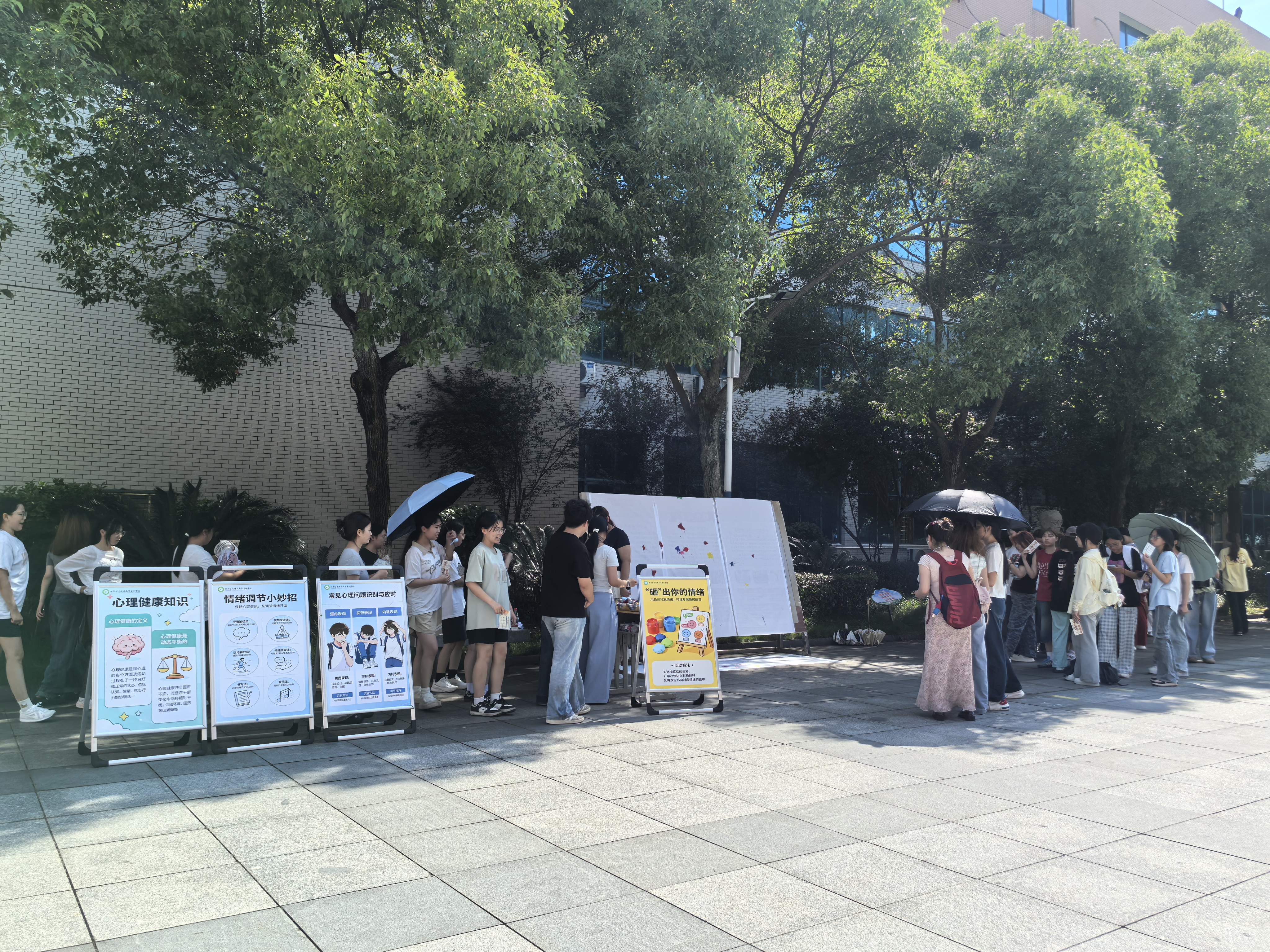 图一 校园广场.jpg