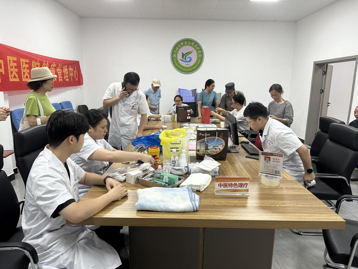 情暖端阳送安康 义诊关爱润人心——德甲联赛官网校工会联合市中医院开展退休教职工义诊活动