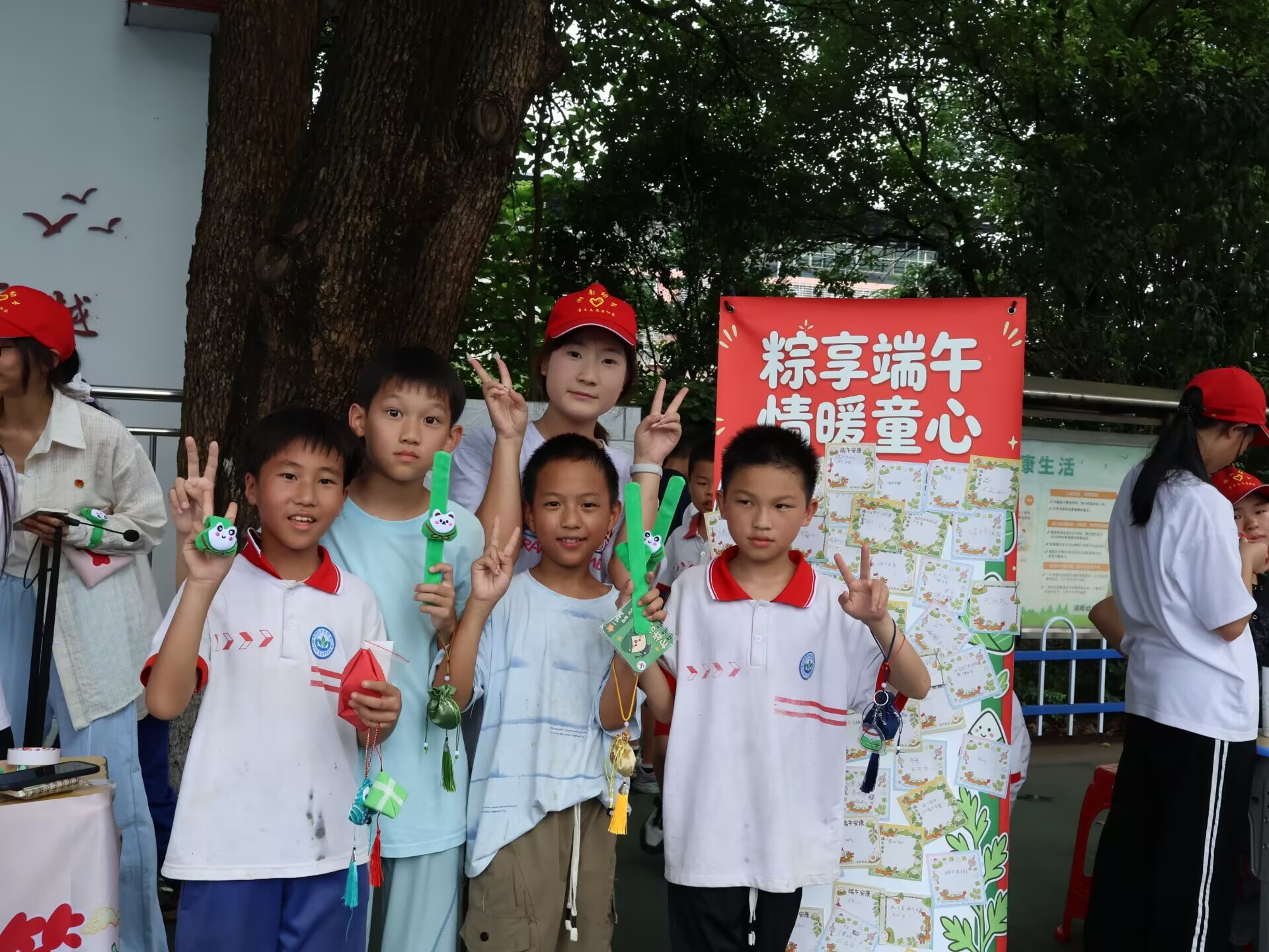 和学生合影.jpg